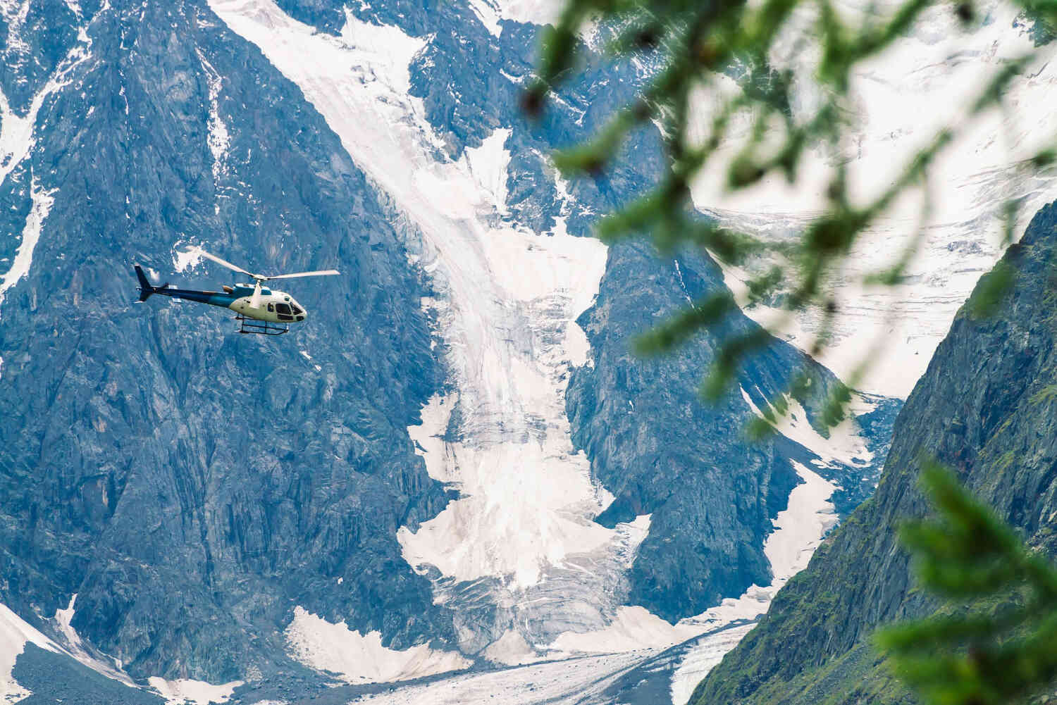 Prywatny helikopter z turystami lecący między górami